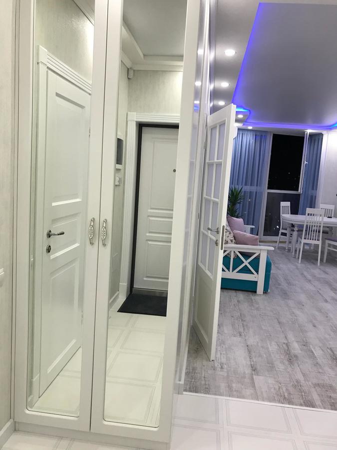 Luxe Apartment On Drahomanova Kiev Buitenkant foto